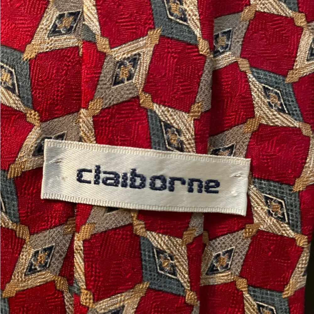 😎 Claiborne red/tan patterned 100% silk neck tie